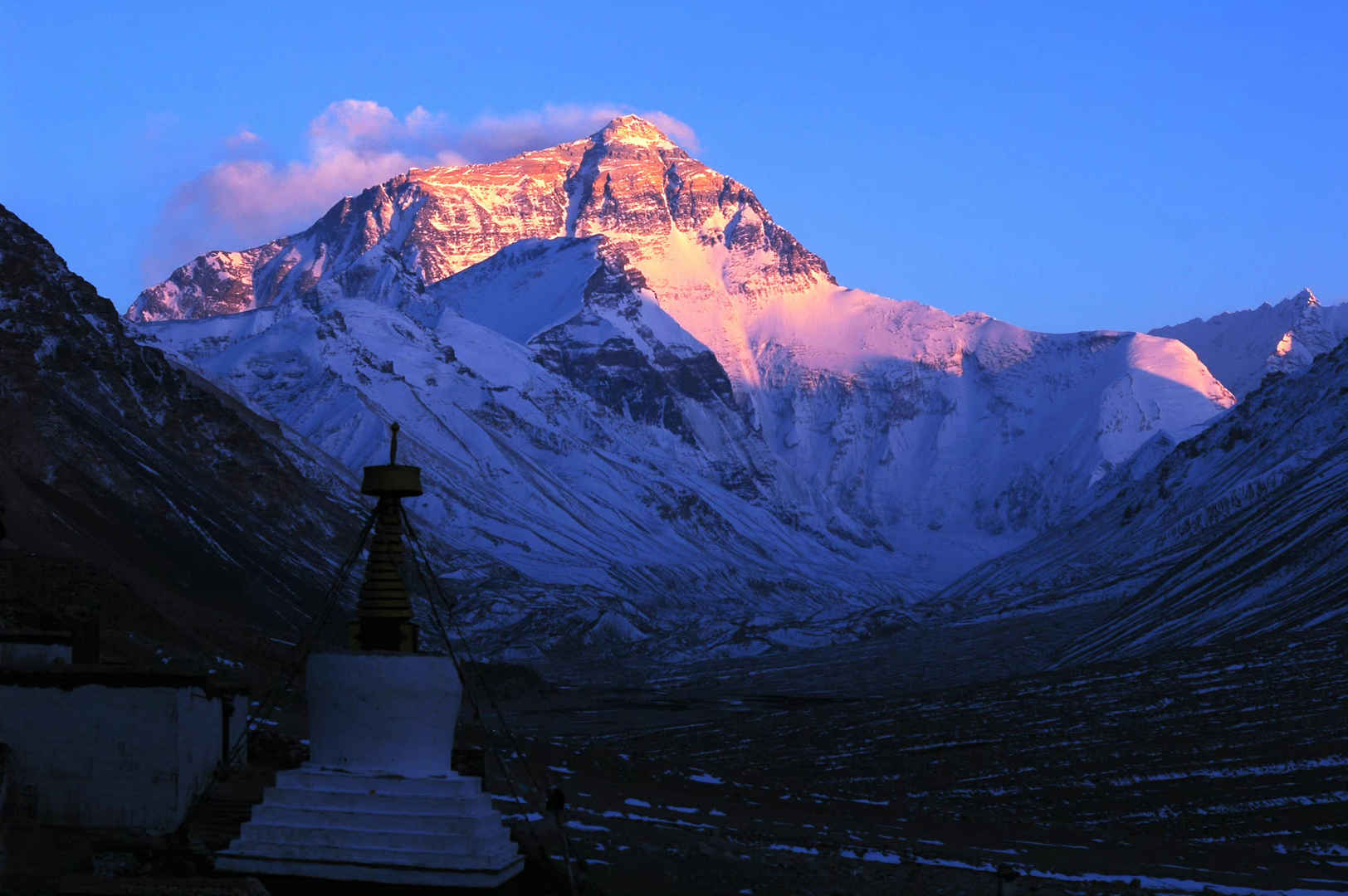 西藏冬天下雪雪山旅游风景图-