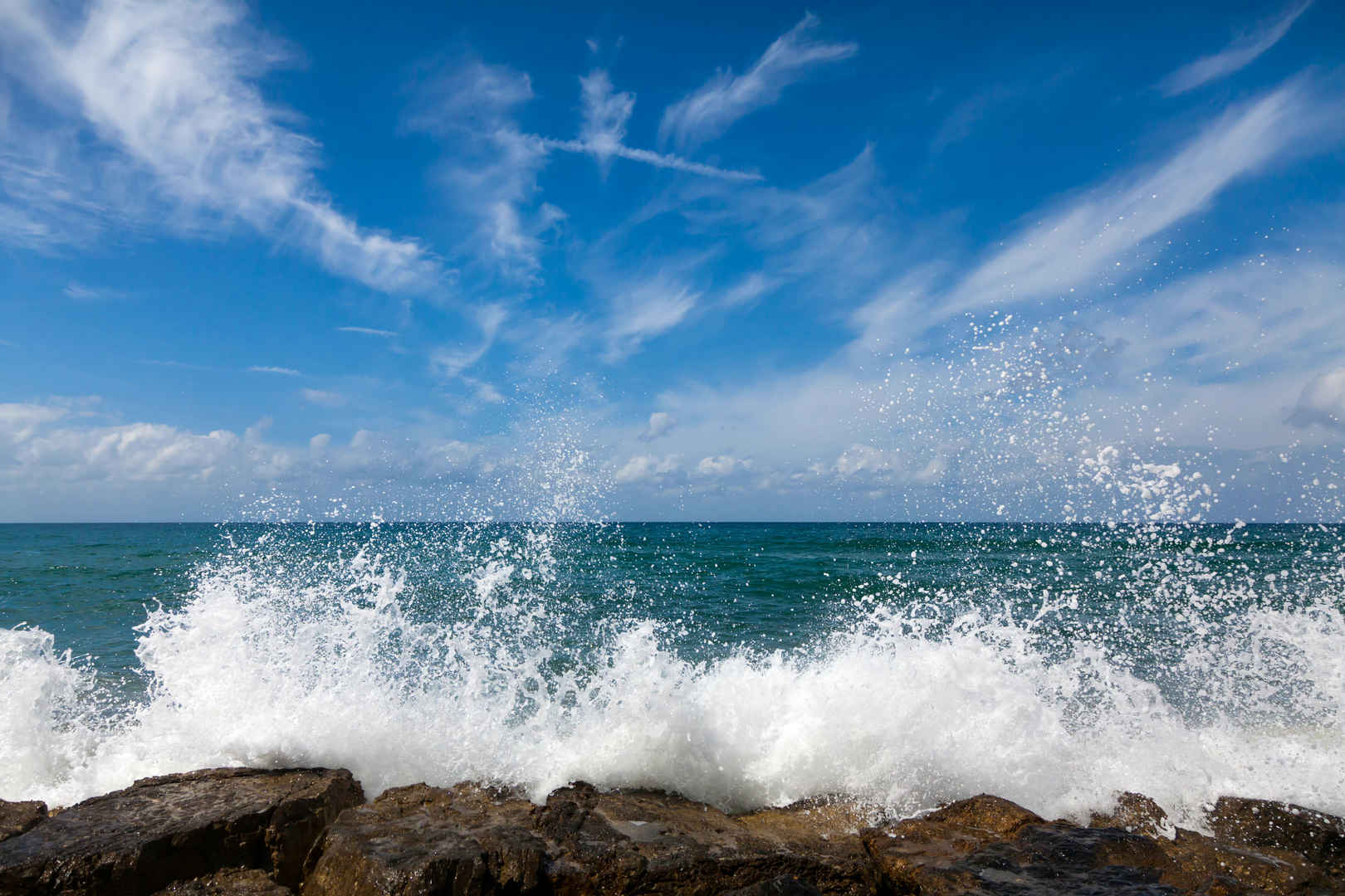 大气磅礴海浪拍打岩石电脑壁纸-
