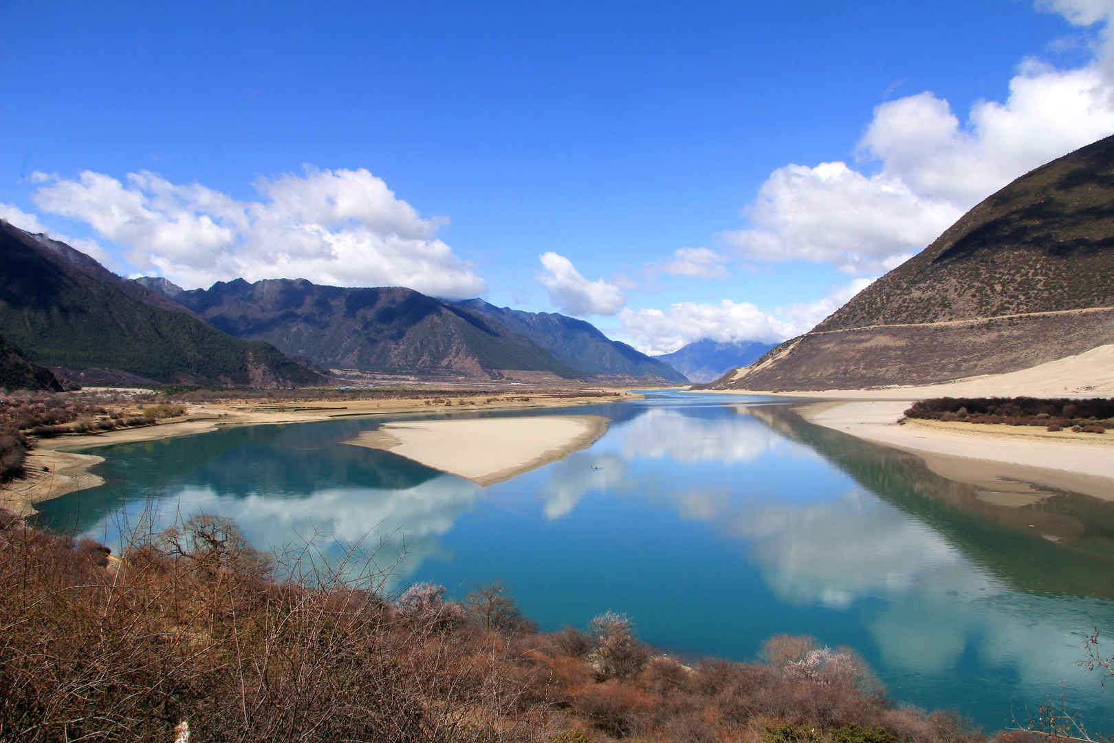 雅鲁藏布江旅游风景图
