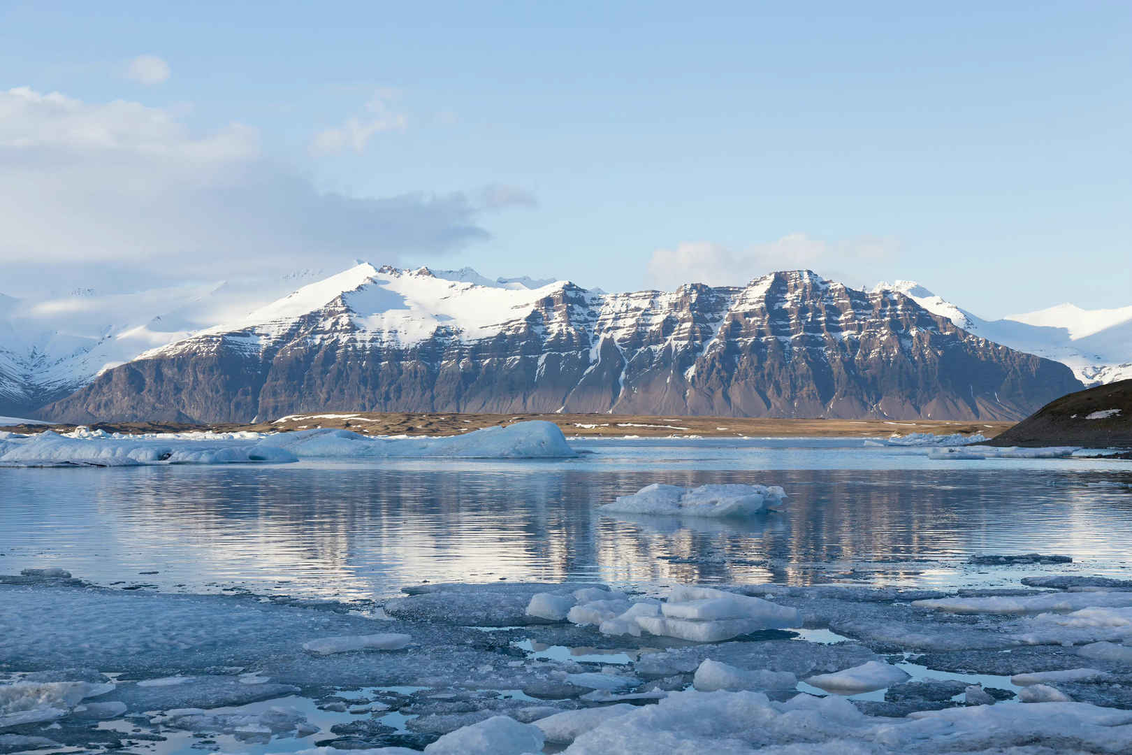 蓝色天空美丽的冰岛湖壁纸-