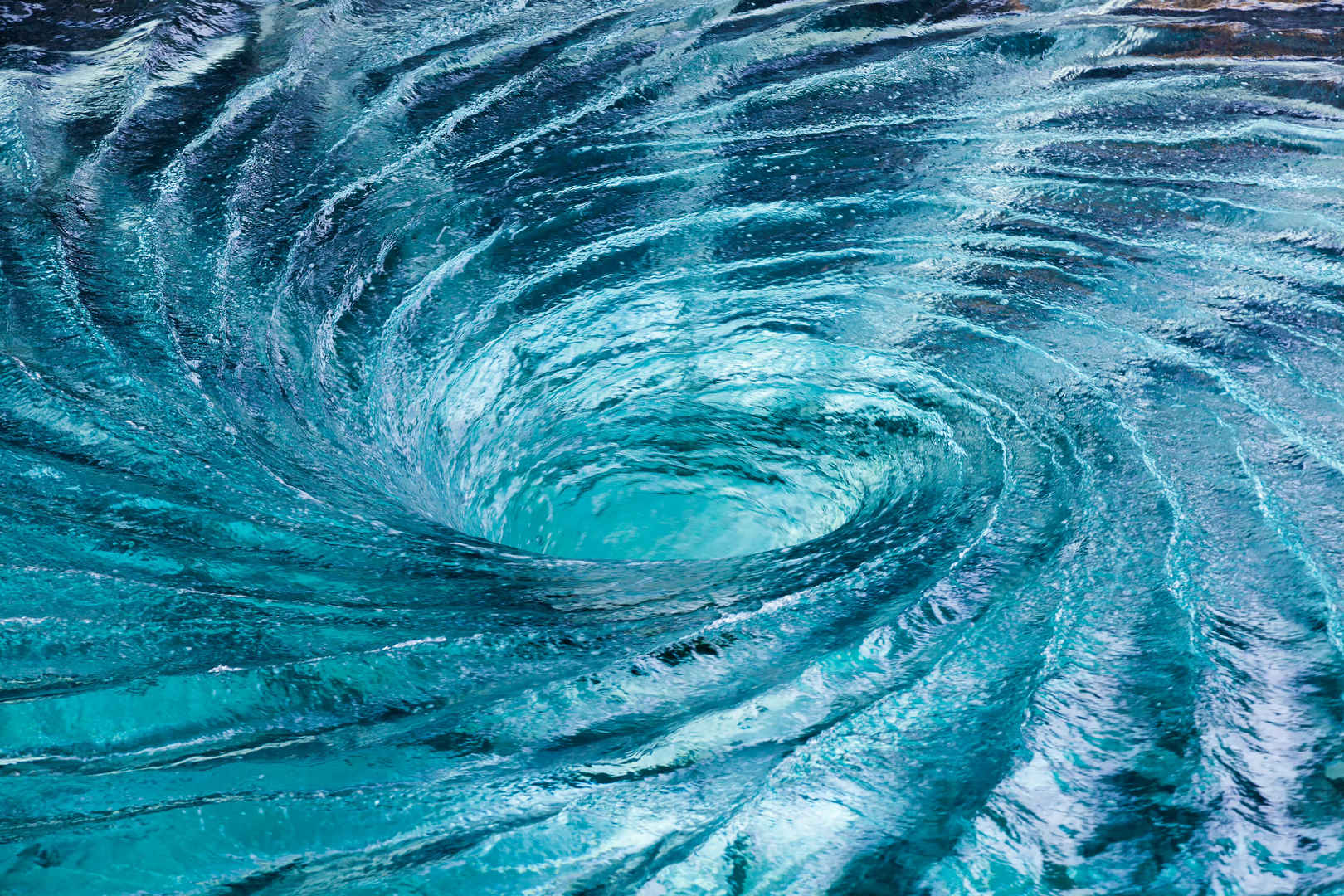 蓝色水的汹涌漩涡-