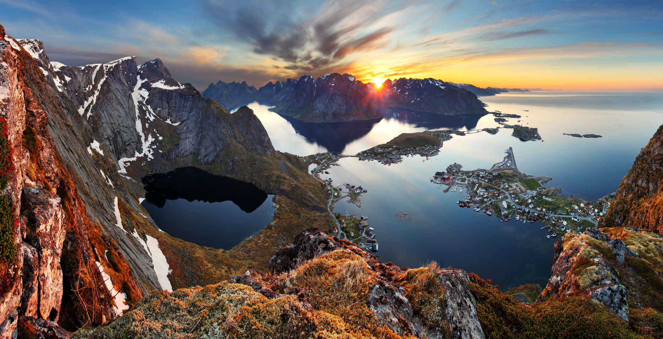 挪威自然日暮时分全景山风景-