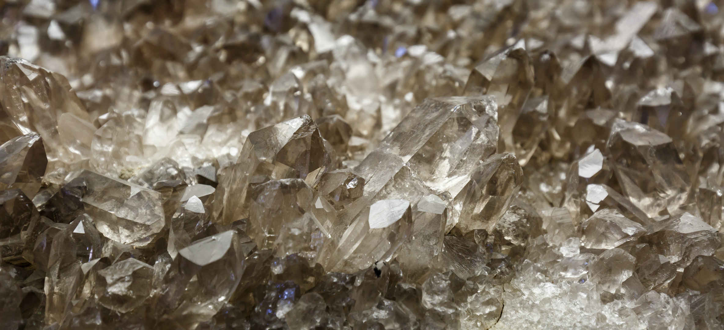 平铺矿盐晶体透明晶体图片
