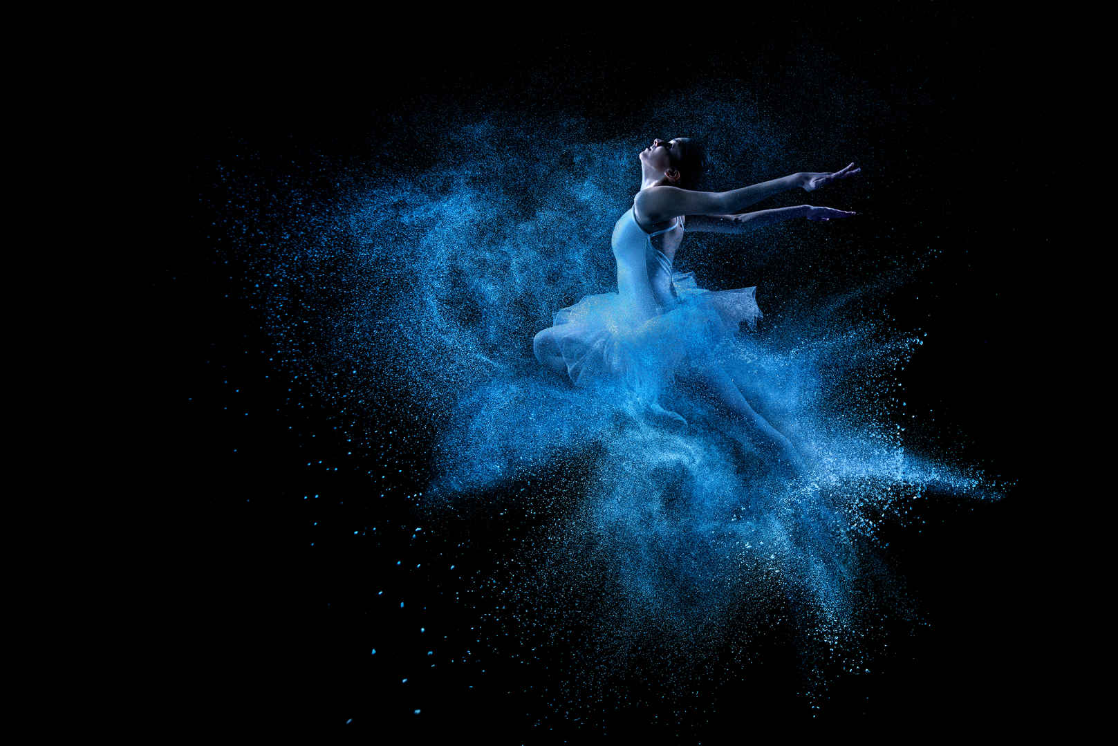 蓝色粉末女性舞者图片