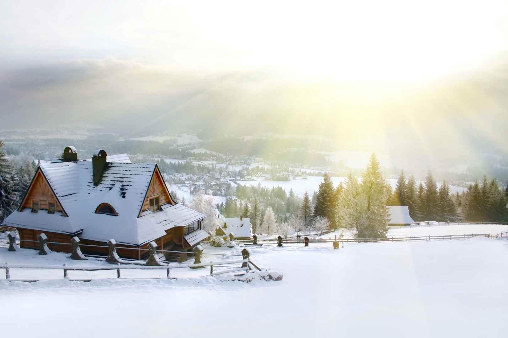 冬天白雪皑皑雪山上的房子风景图-