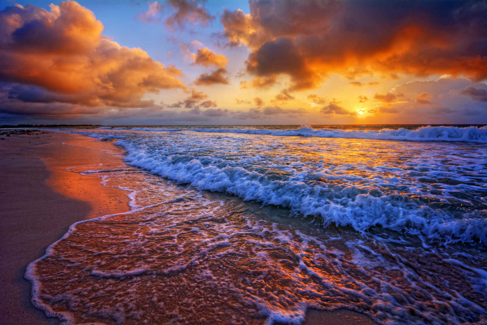 微妙云海笼罩下的日落海滩岸边风景-