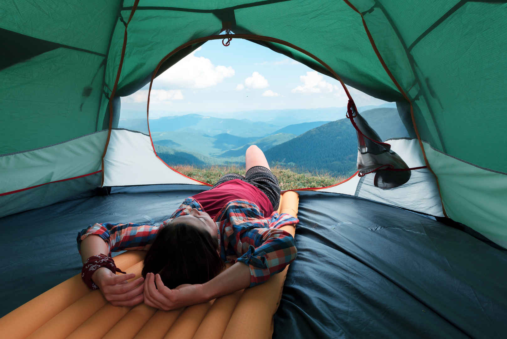女孩躺在帐篷的背景下-