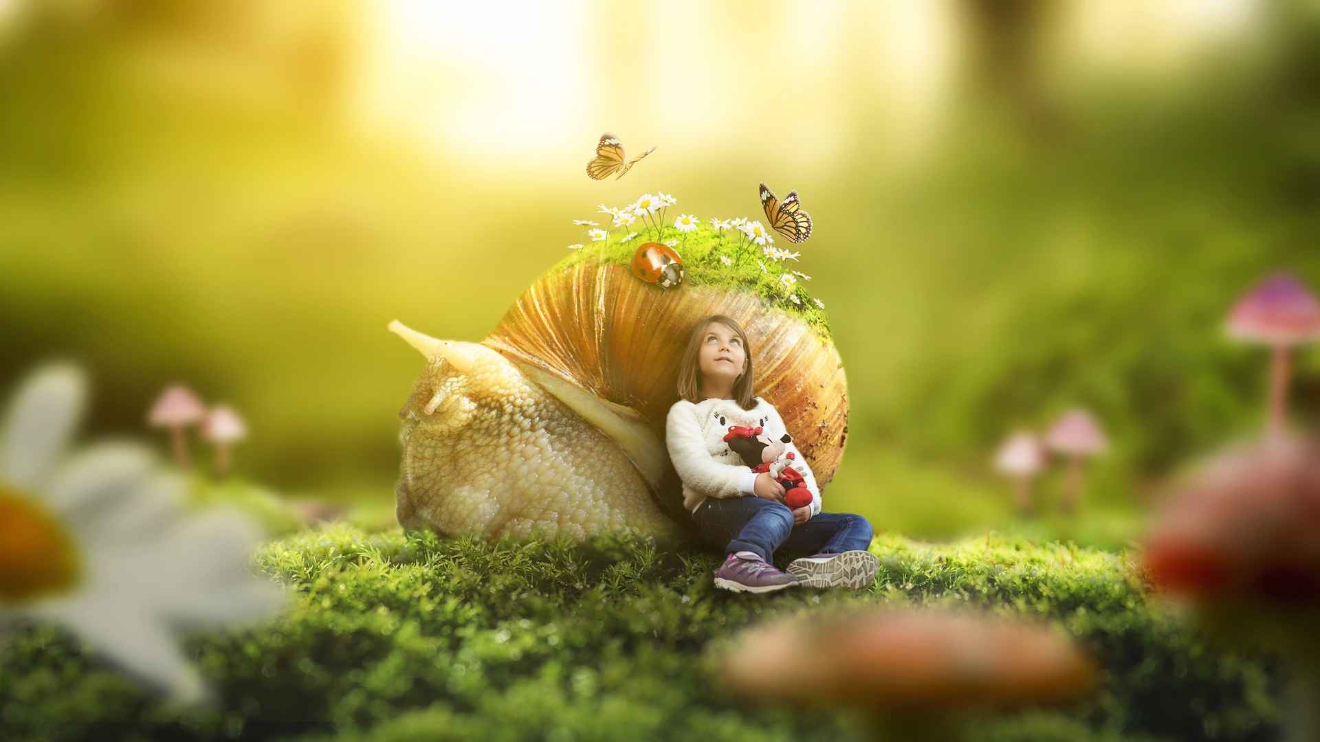 小女孩靠在大蜗牛背上爱护动物素材图-