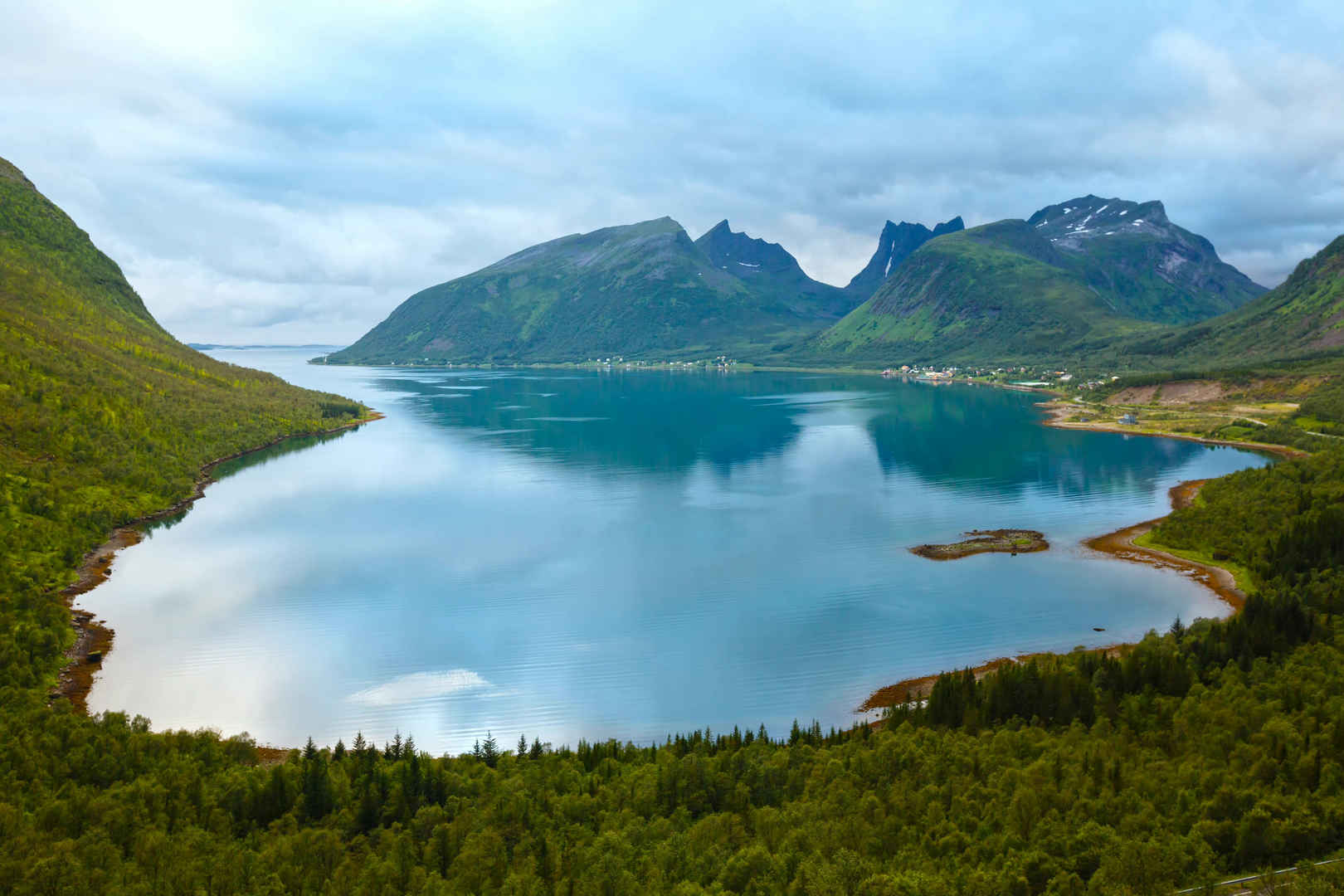 夏季多云的挪威景色-