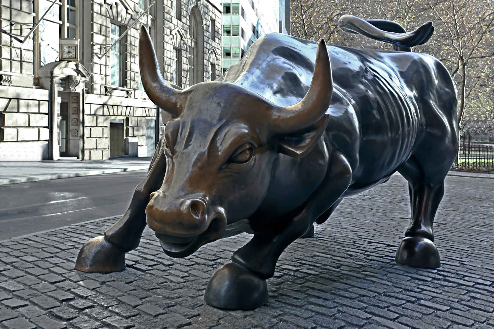 华尔街生动的公牛纪念碑-