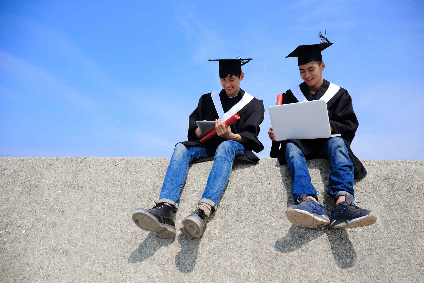 两个快乐的毕业学生使用电脑壁纸