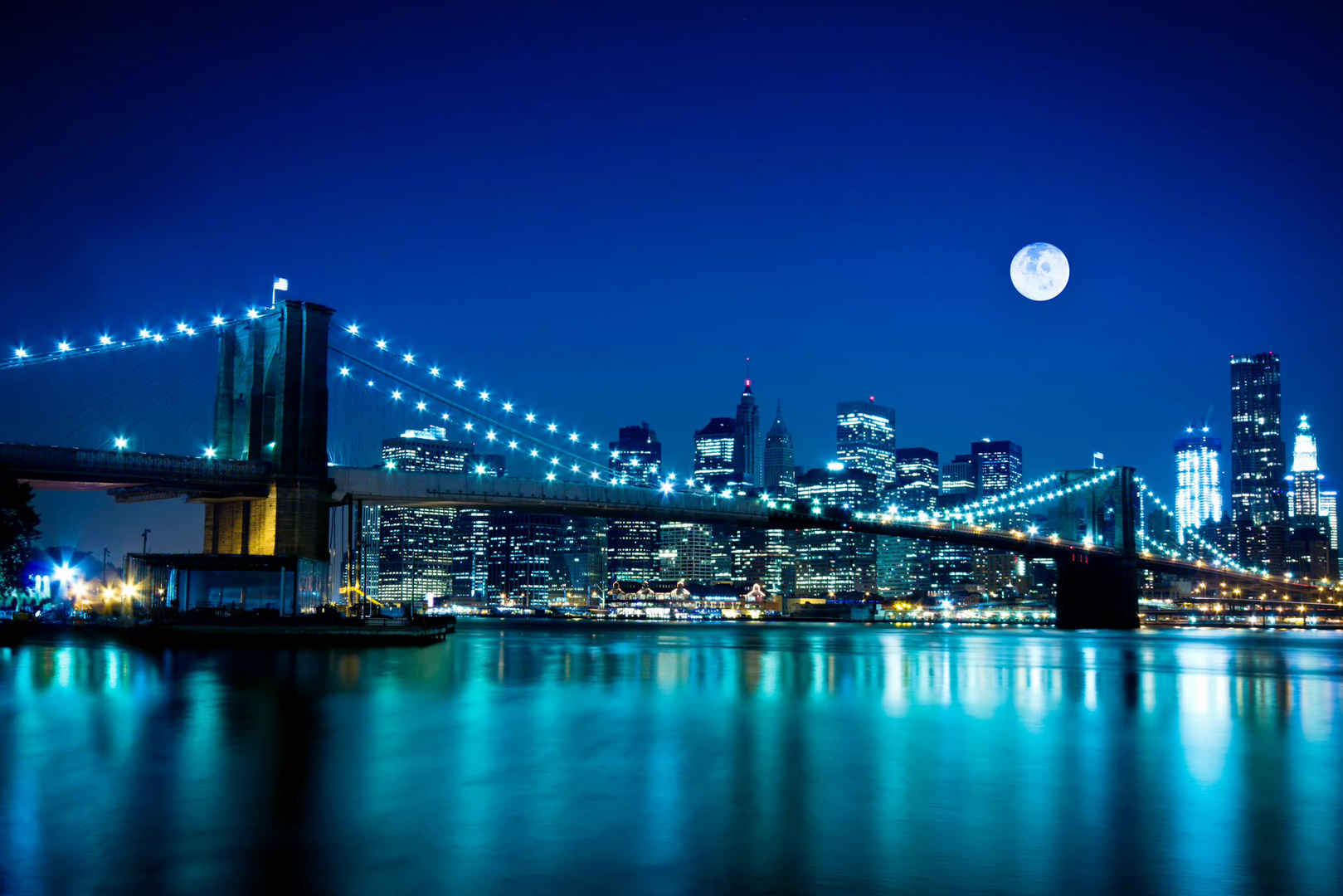 纽约城和布鲁克林大桥下一轮满月夜观