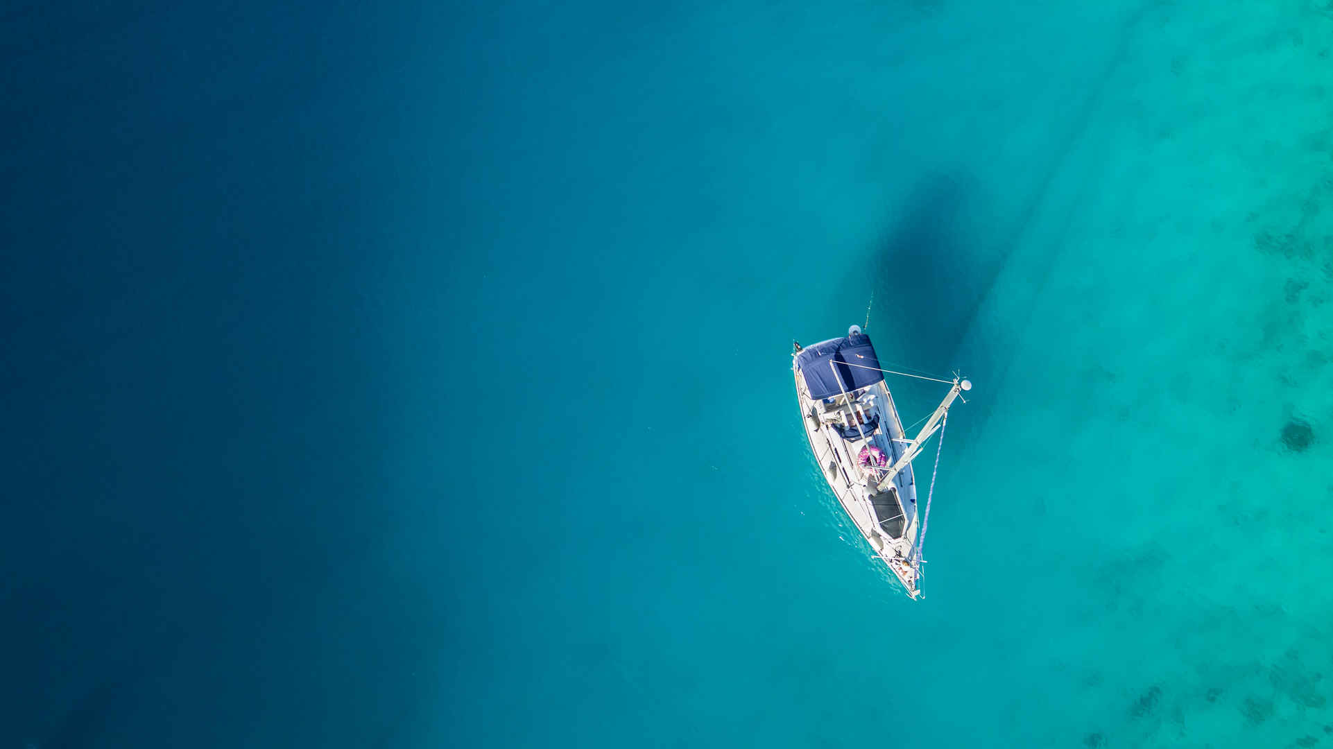 帆船停泊在克罗地亚湾的鸟瞰图
