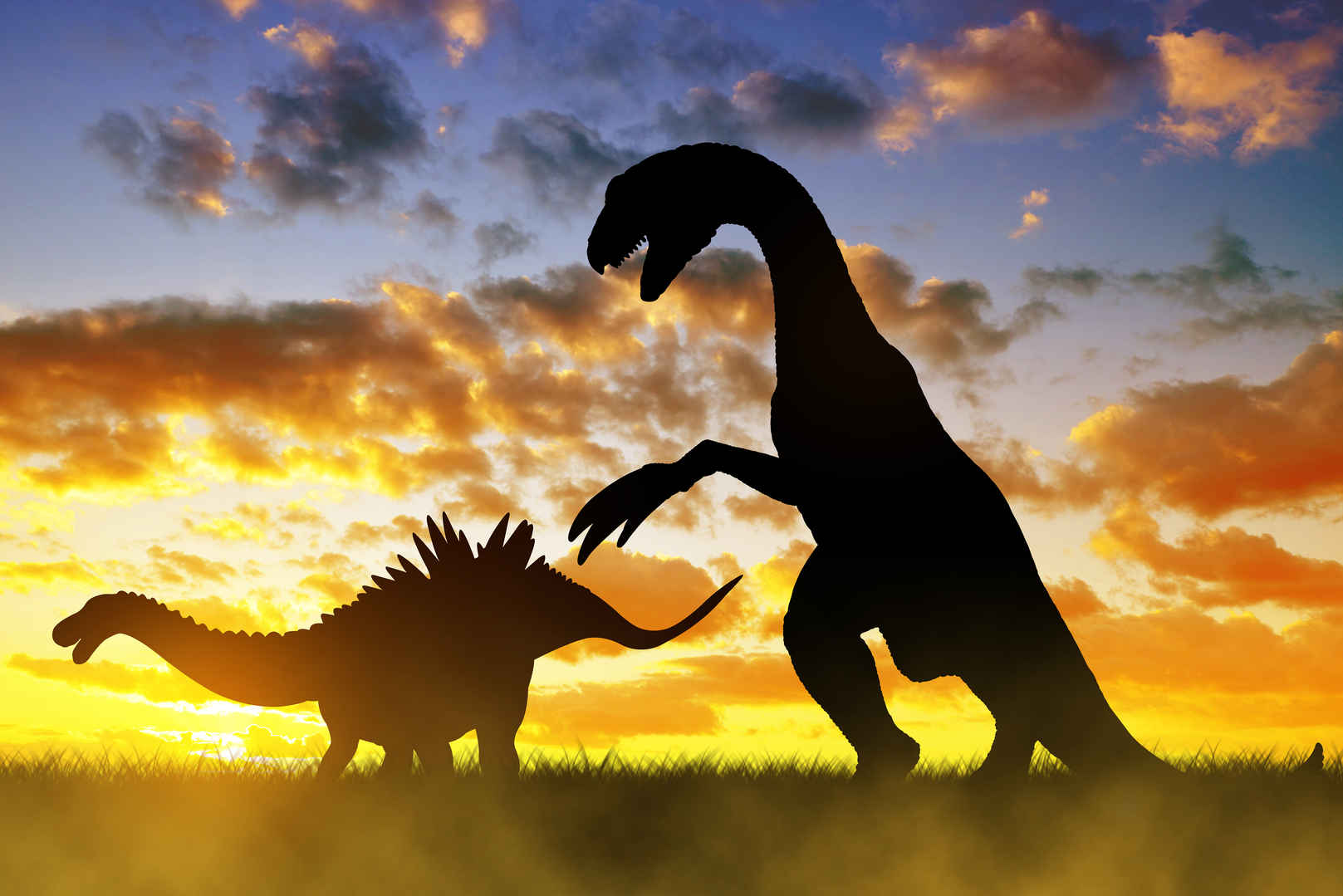 恐龙在夕阳中的剪影