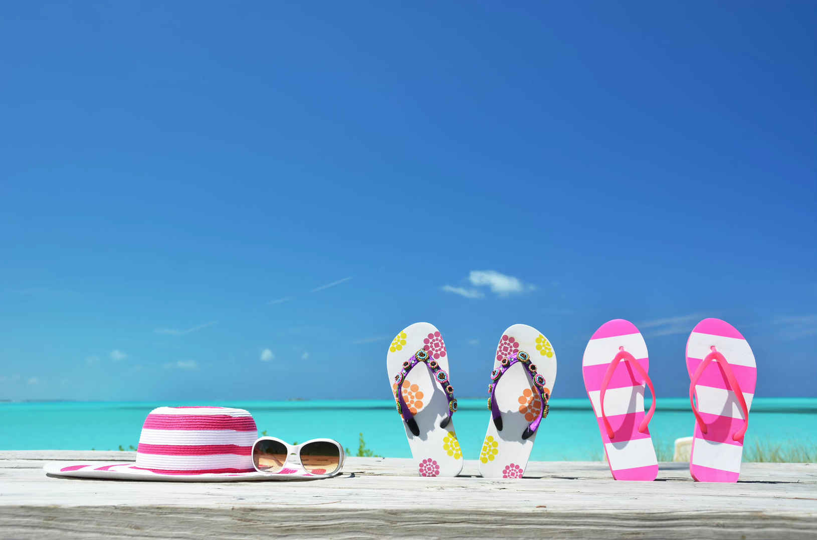 晴朗蓝天沙滩海边热带太阳帽拖鞋人字拖户外装备-