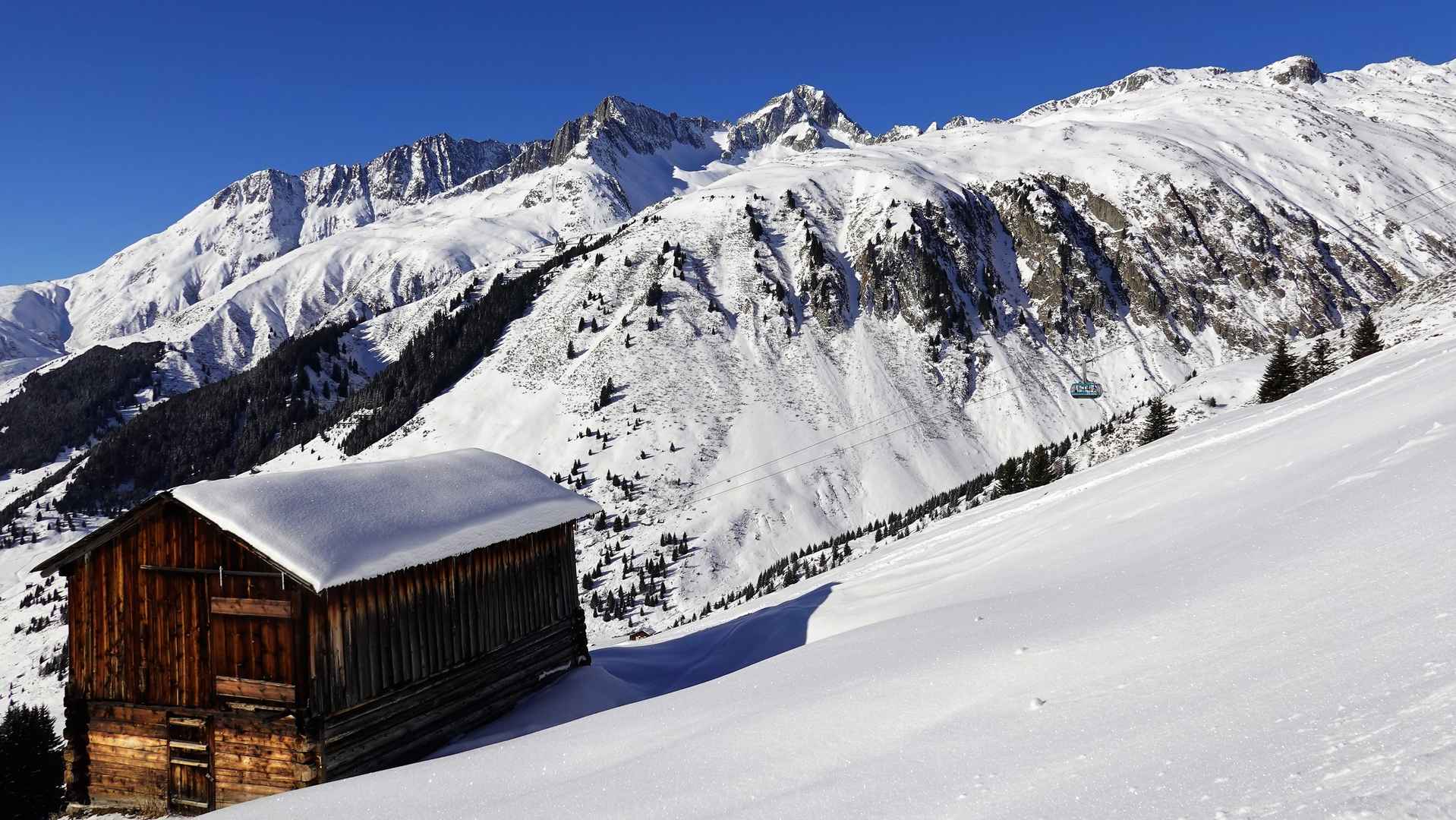 冬天雪山小木屋壁纸风景图片