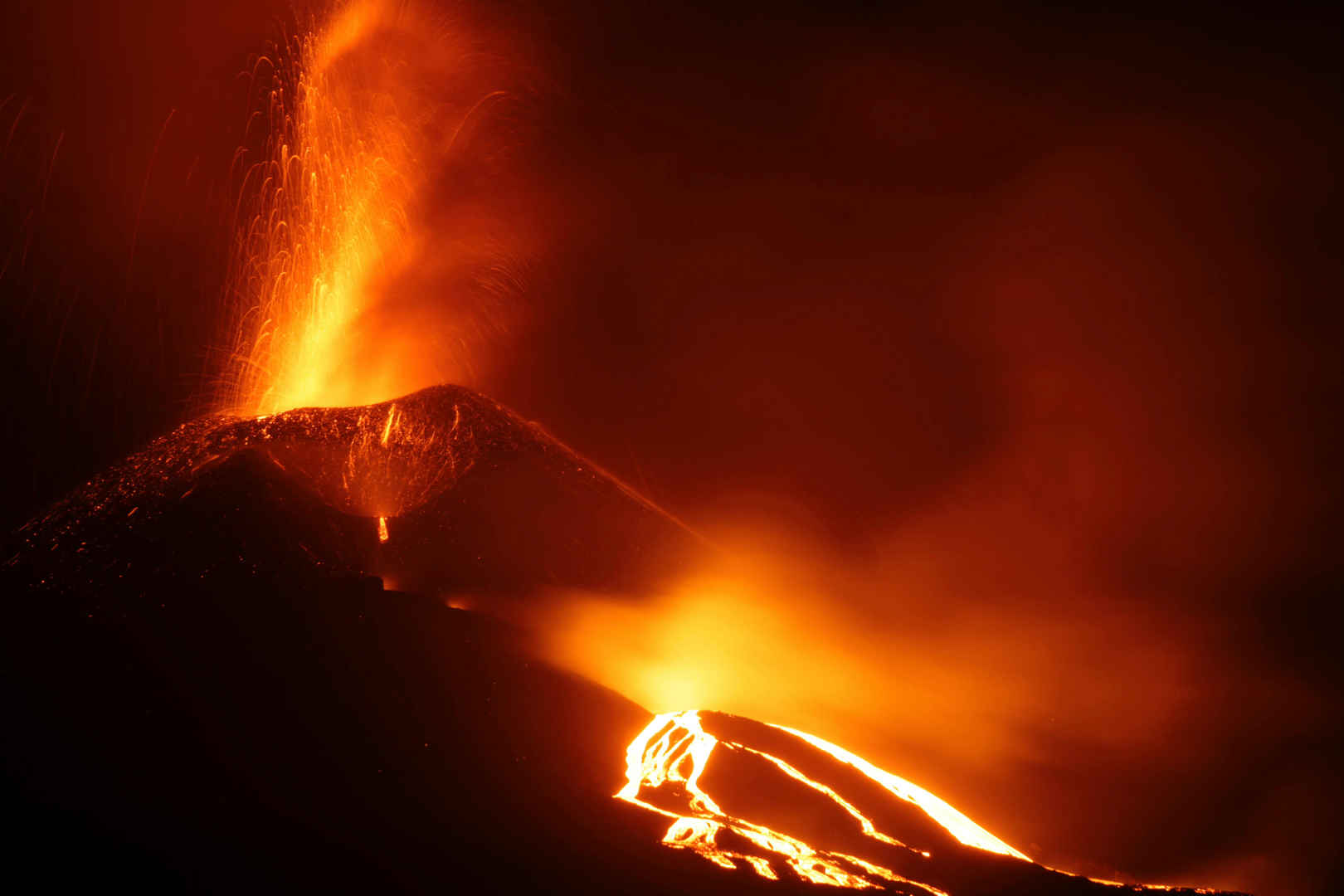 火山爆发后火红熔岩暗色壁纸图片-