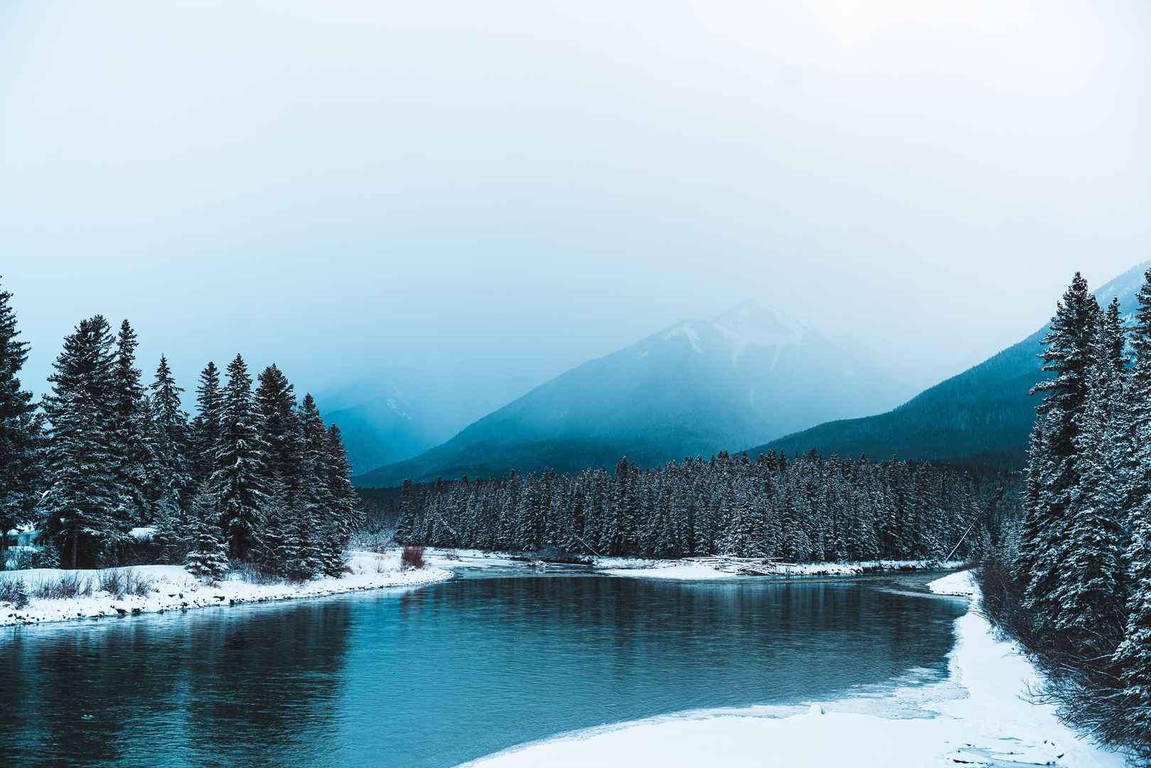 冬天山林湖水高清壁纸风景图片-