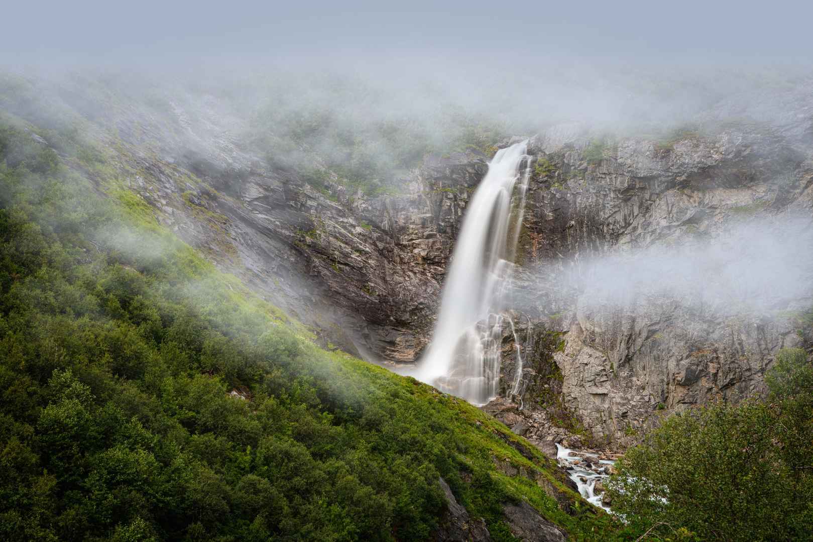 雾气绕绕的峡谷瀑布高清壁纸图片-