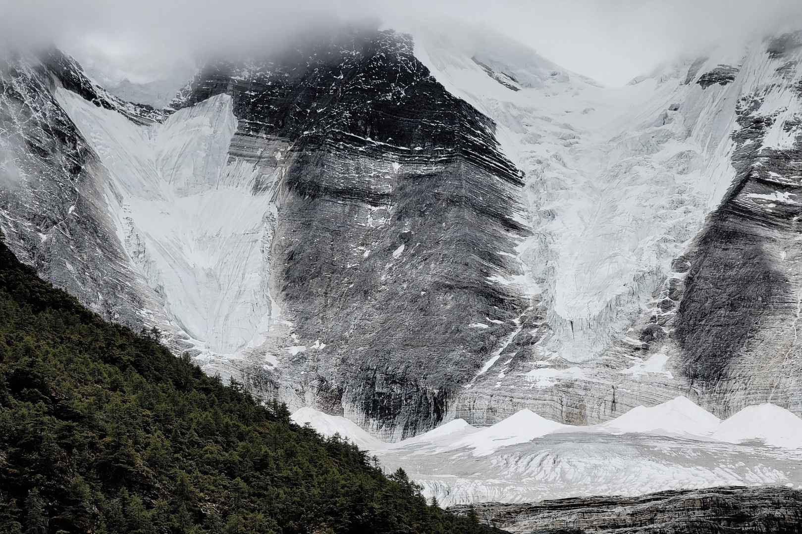 积雪覆盖的岩石山高清壁纸图片