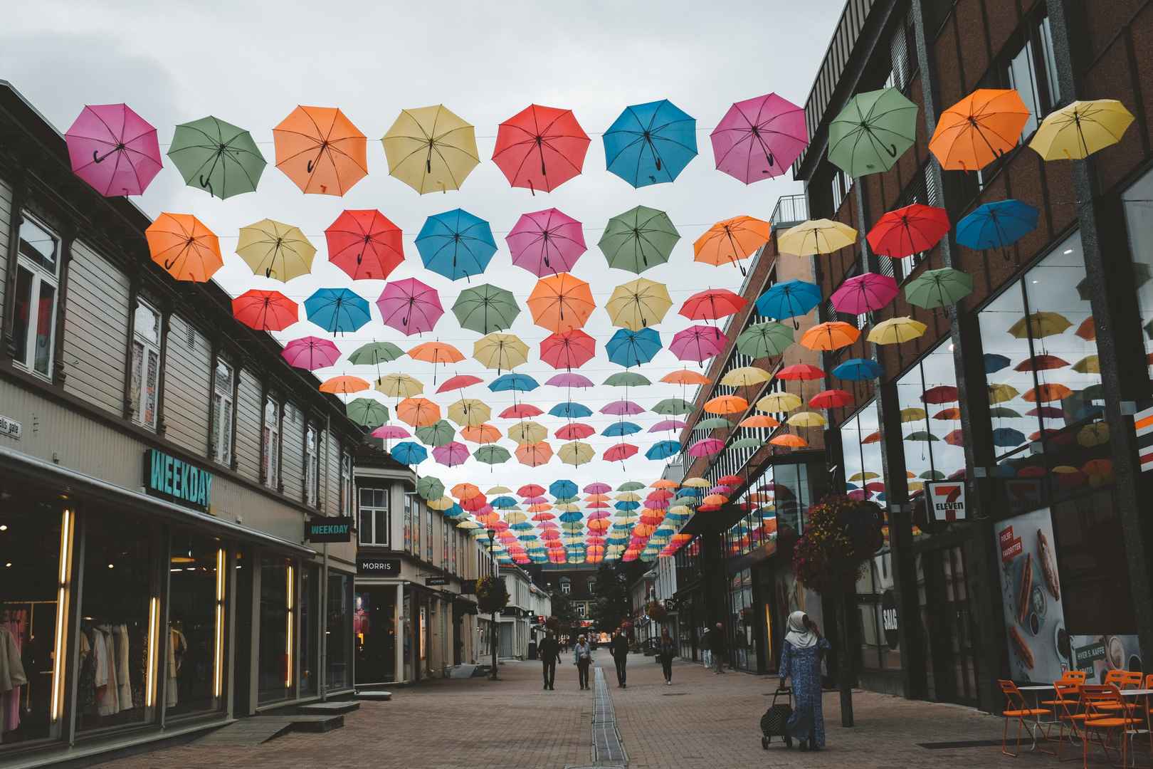 葡萄牙阿格达漂浮雨伞街高清壁纸图片