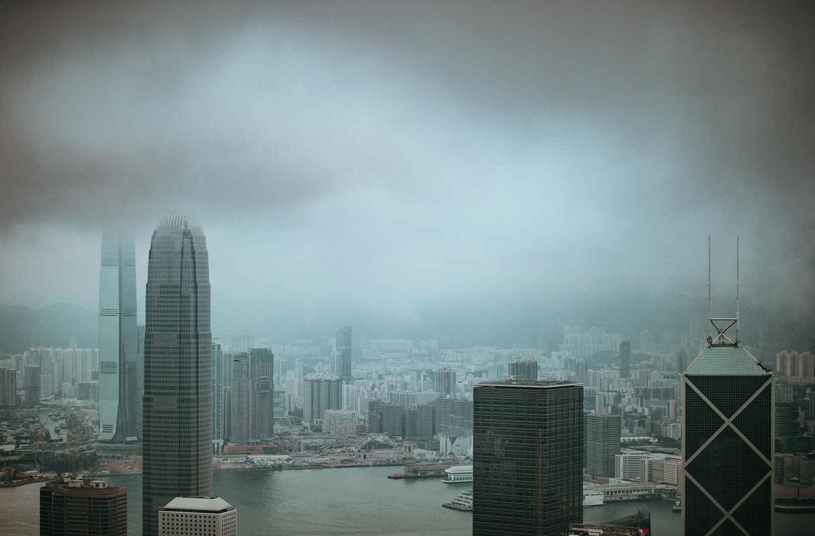 大雾中的城市高清壁纸图片-