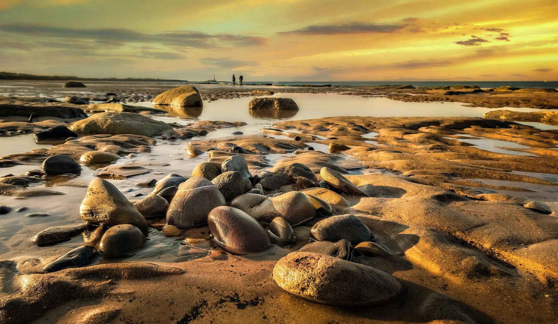 石头海滩黄昏壁纸-
