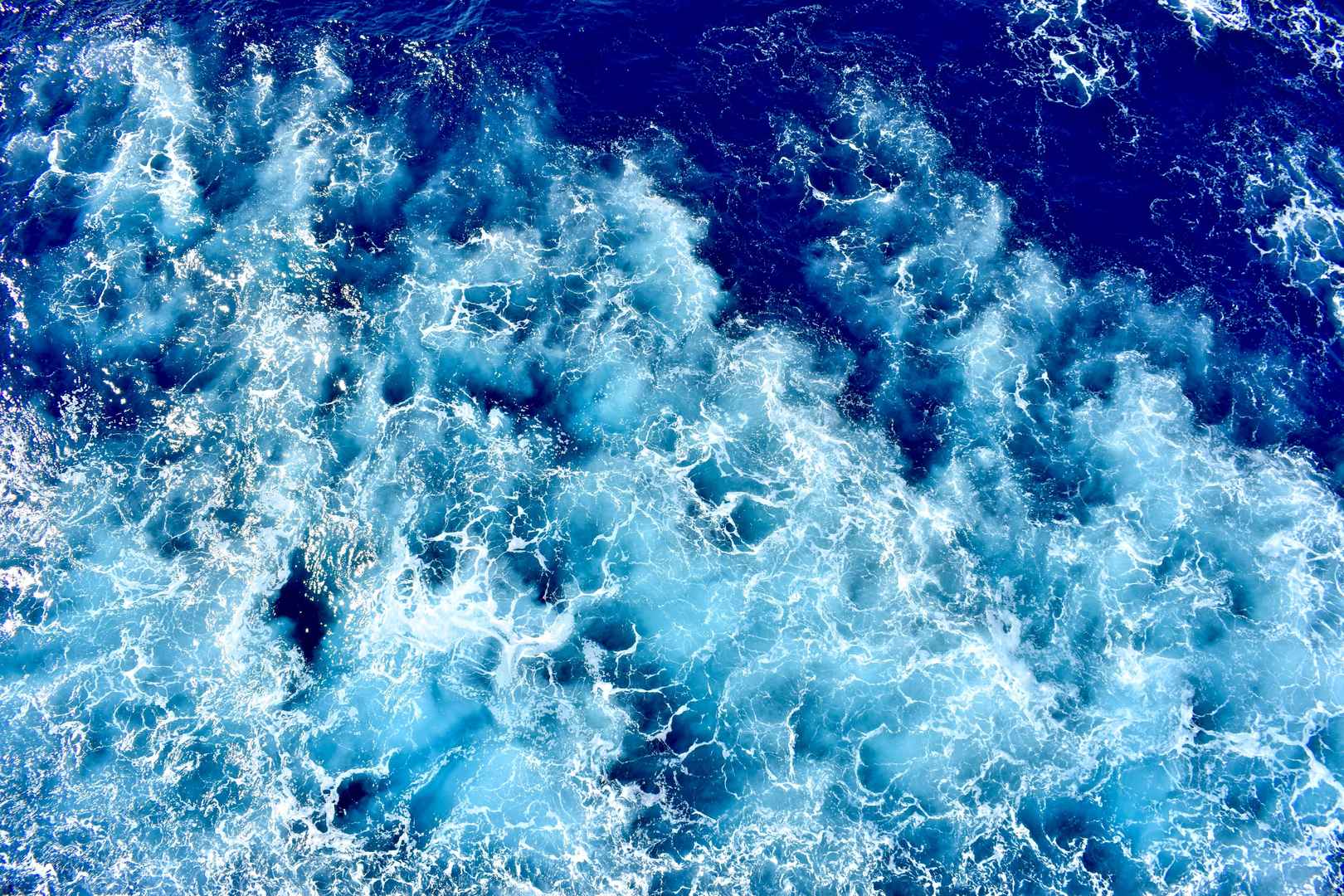 深蓝海浪壁纸-