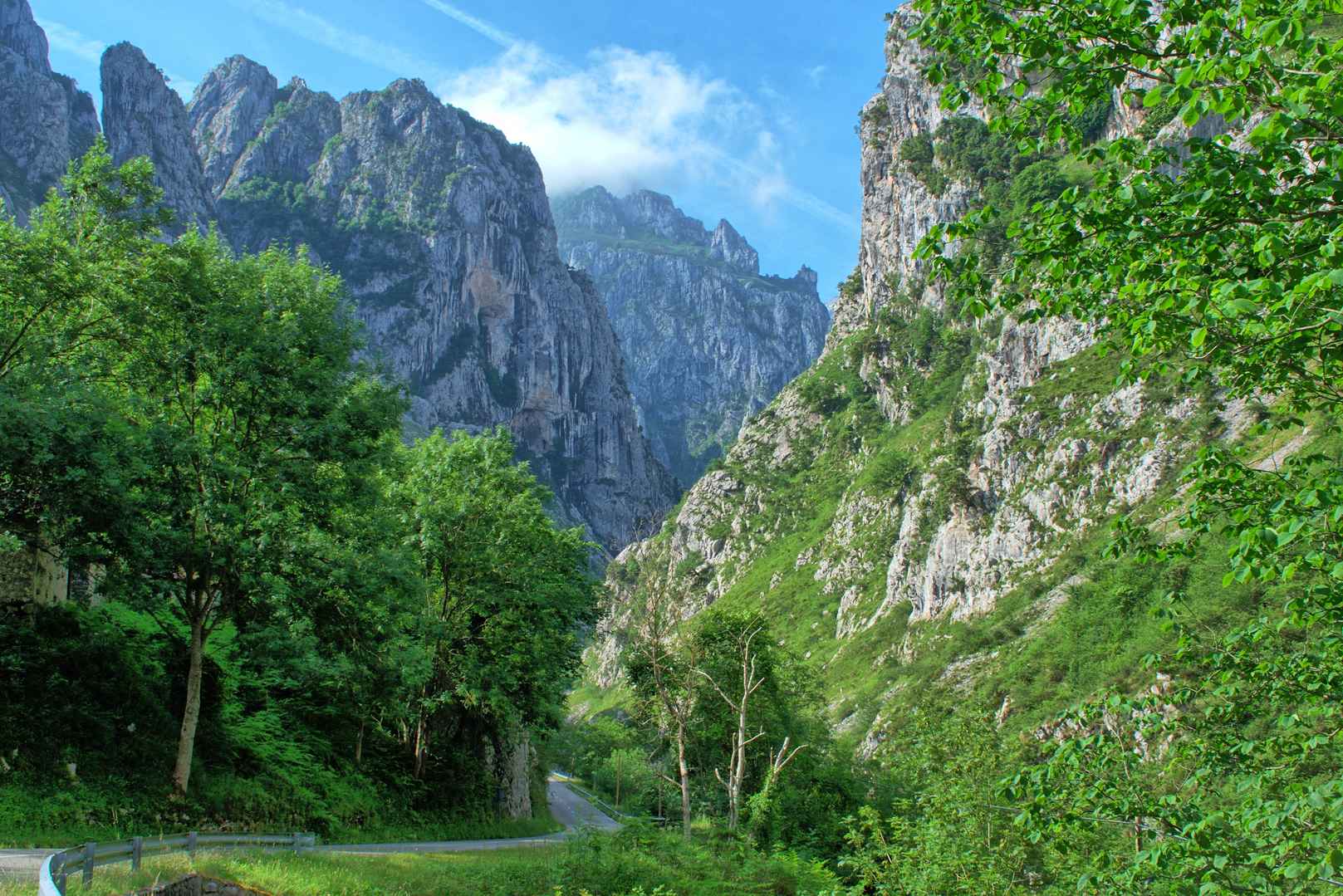 西班牙绿色山脉壁纸风景图片-