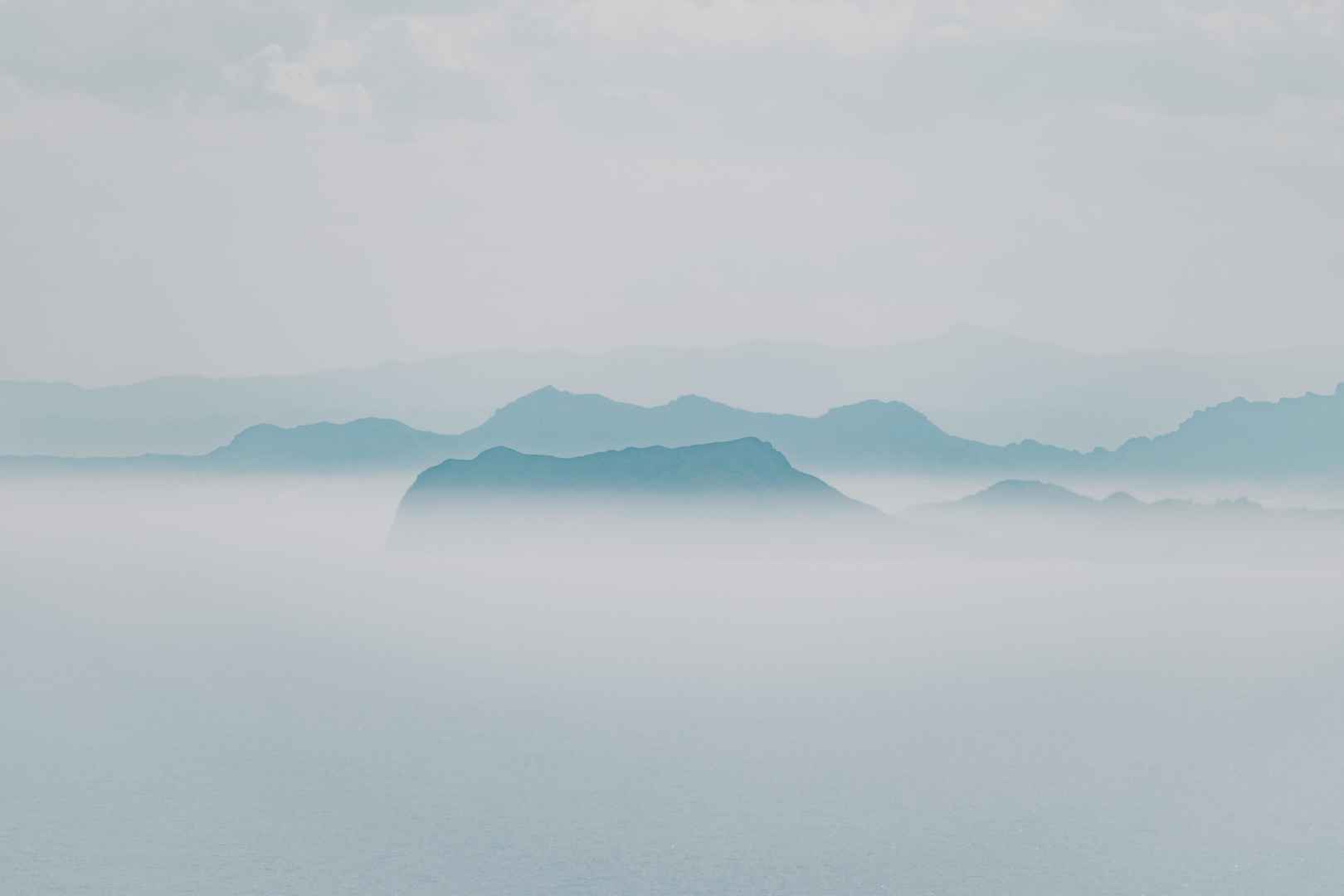 远山云海缥缈图片-