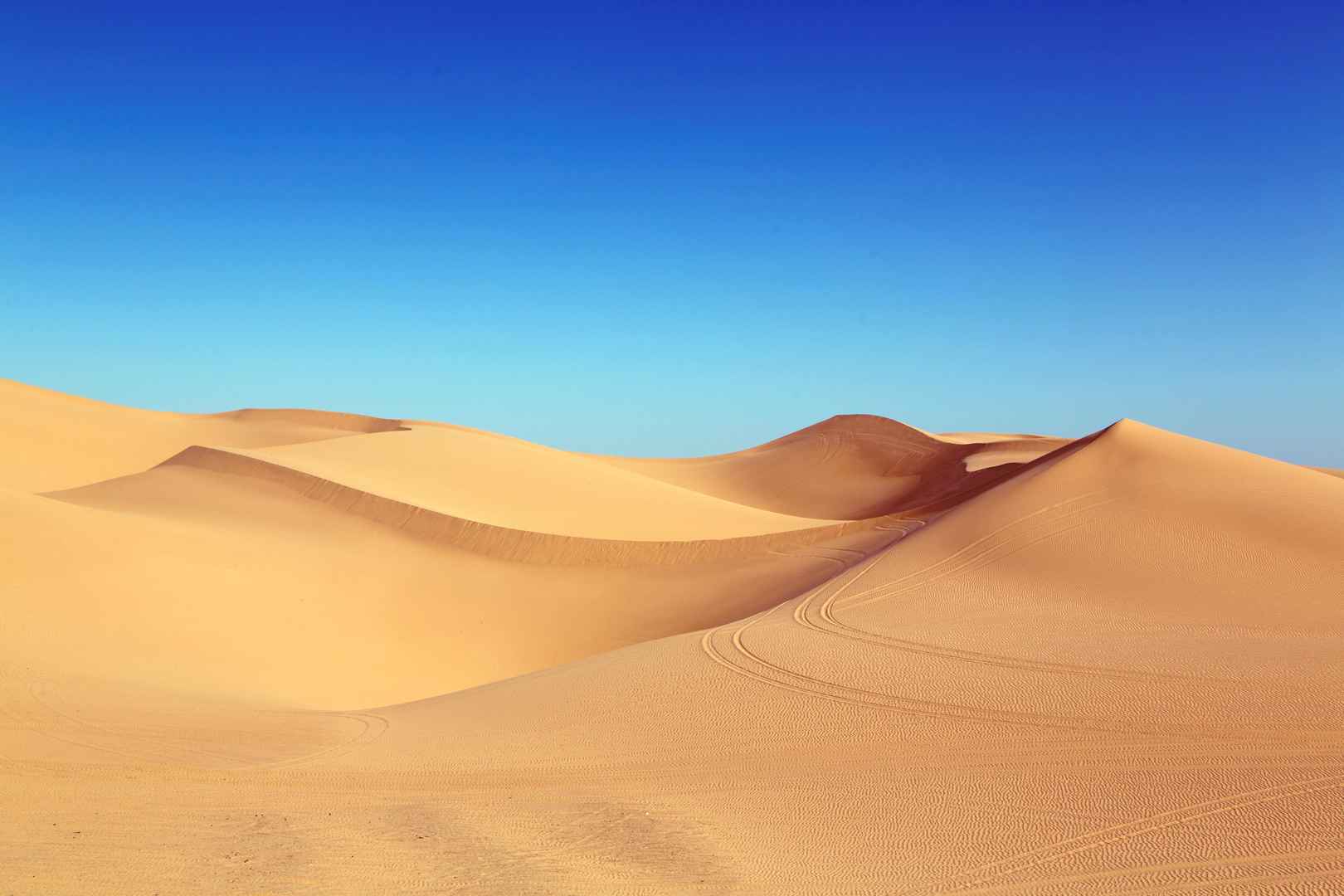 无边无垠孤寂的沙漠图片-