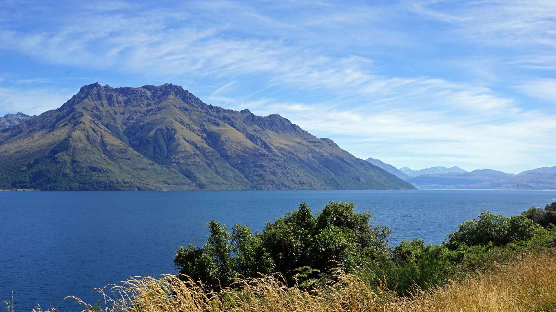 新西兰瓦卡蒂普湖自然风景图片