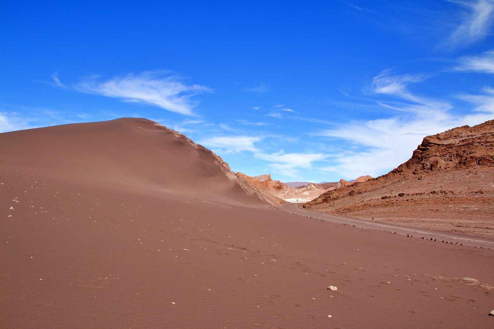 智利荒凉的阿塔卡马沙漠风景图片-