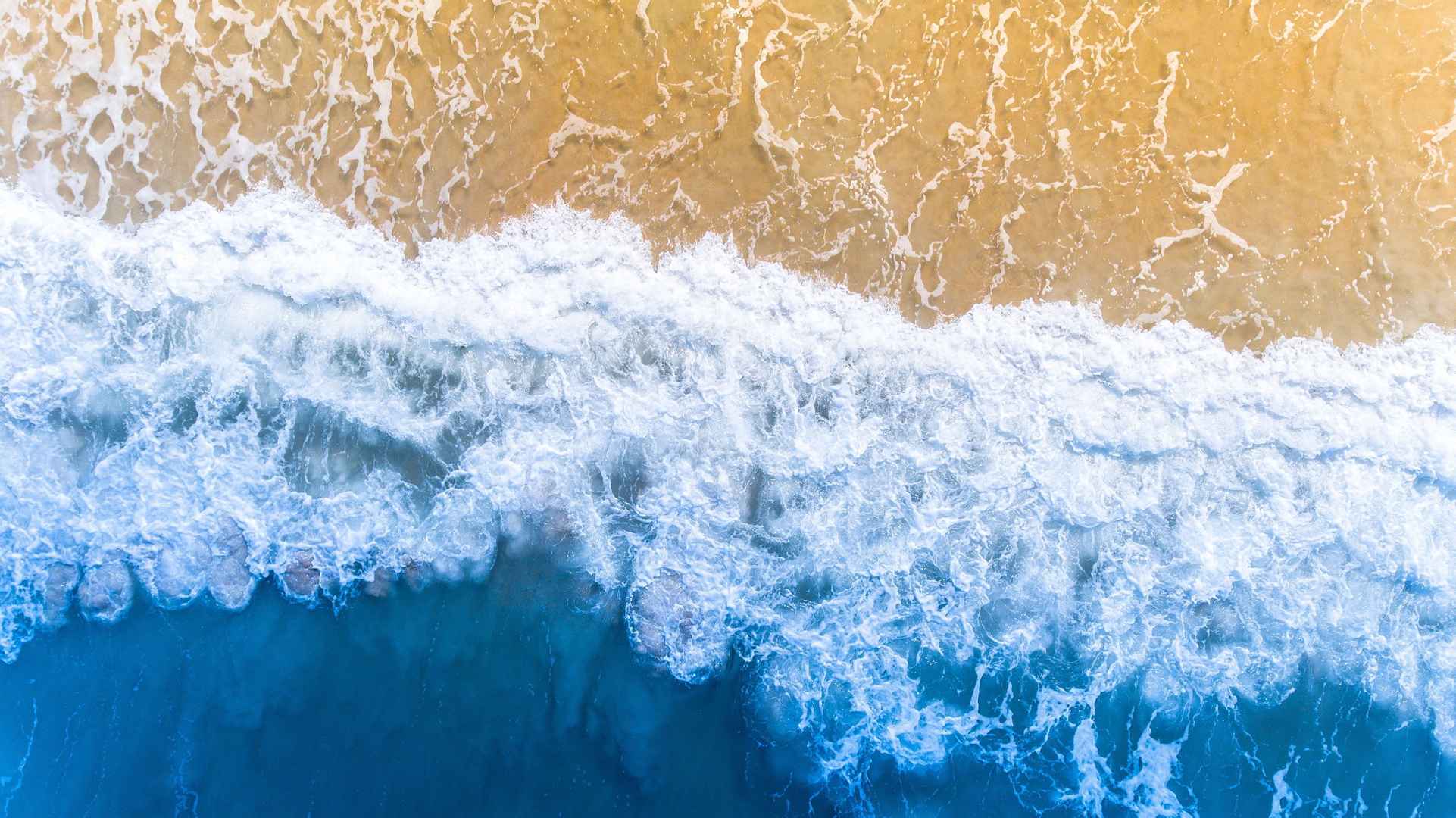 海浪拍打沙滩高清壁纸-
