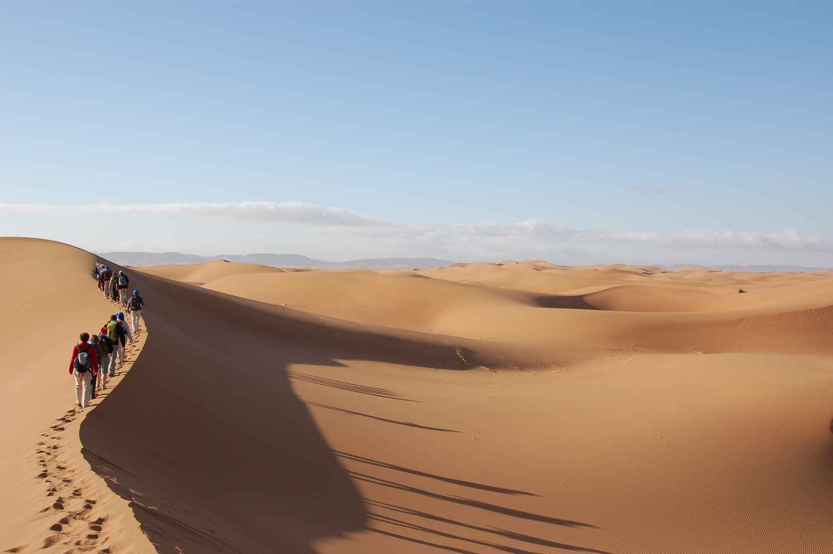 荒凉的沙漠风景图片-