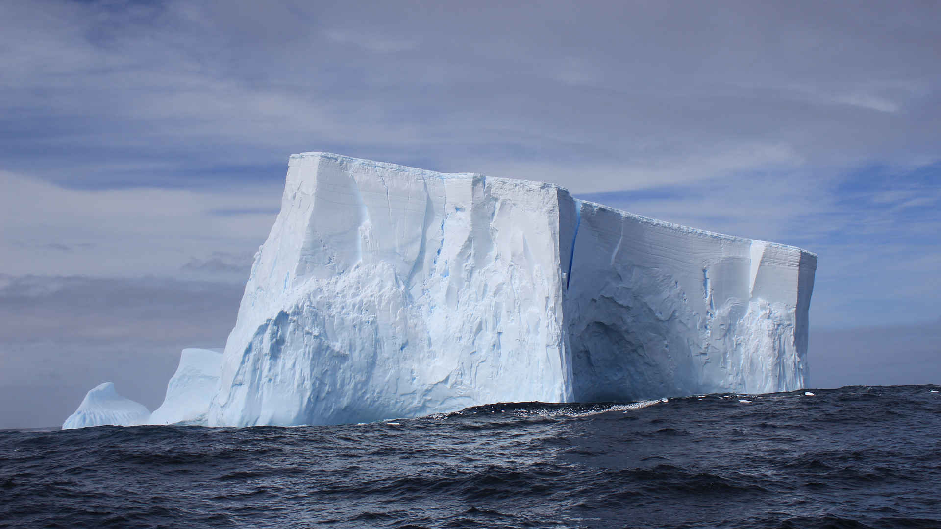 海里高大的冰山风景图片