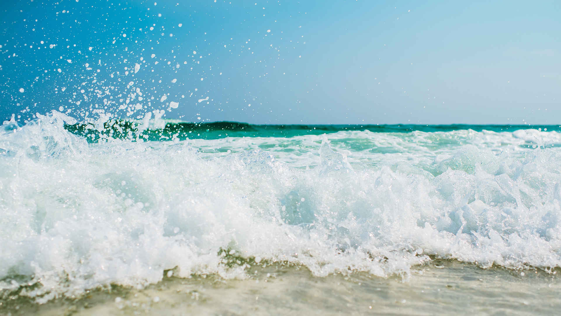 汹涌澎湃的大海海浪风景图片-