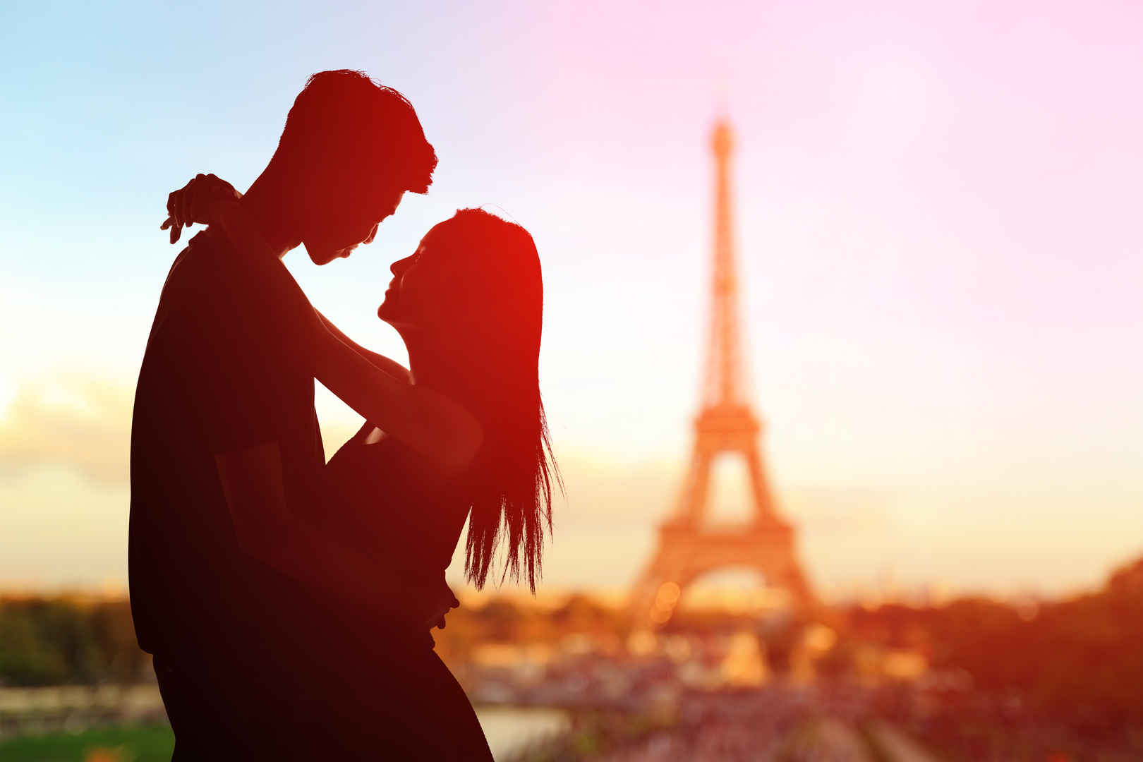 巴黎埃菲尔铁塔浪漫恋人相拥背景壁纸
