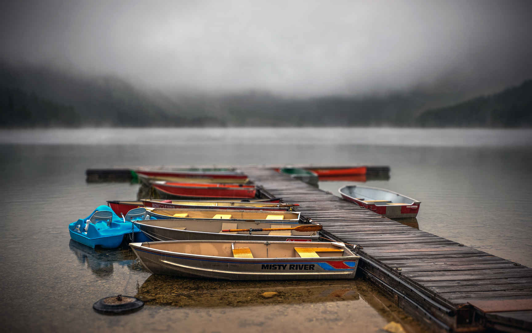雾气湖面上的一排渔船壁纸-