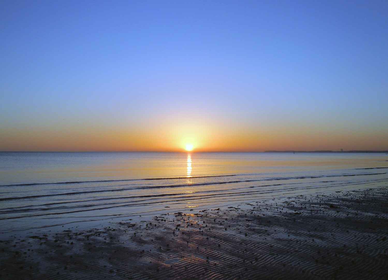 海面上唯美的日出日落风景图片-