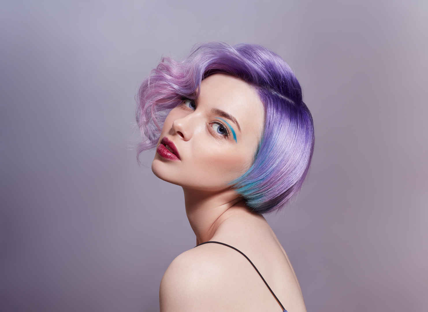 明亮紫色飘扬头发的女人-