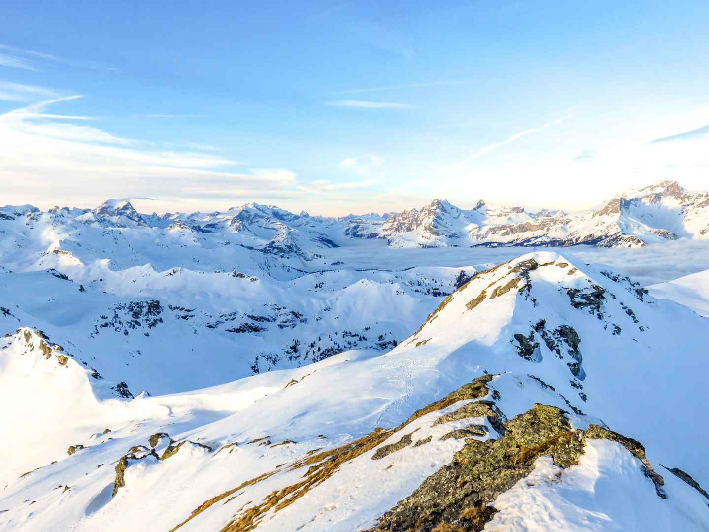 峻峭的雪山景色图片
