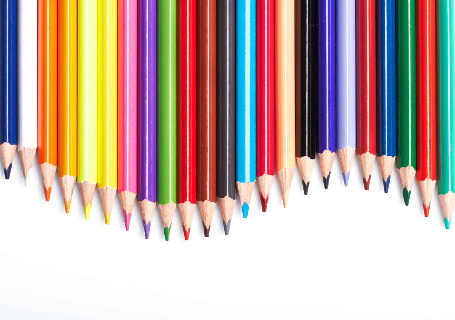 整齐排列的笔尖弯曲的彩色铅笔-