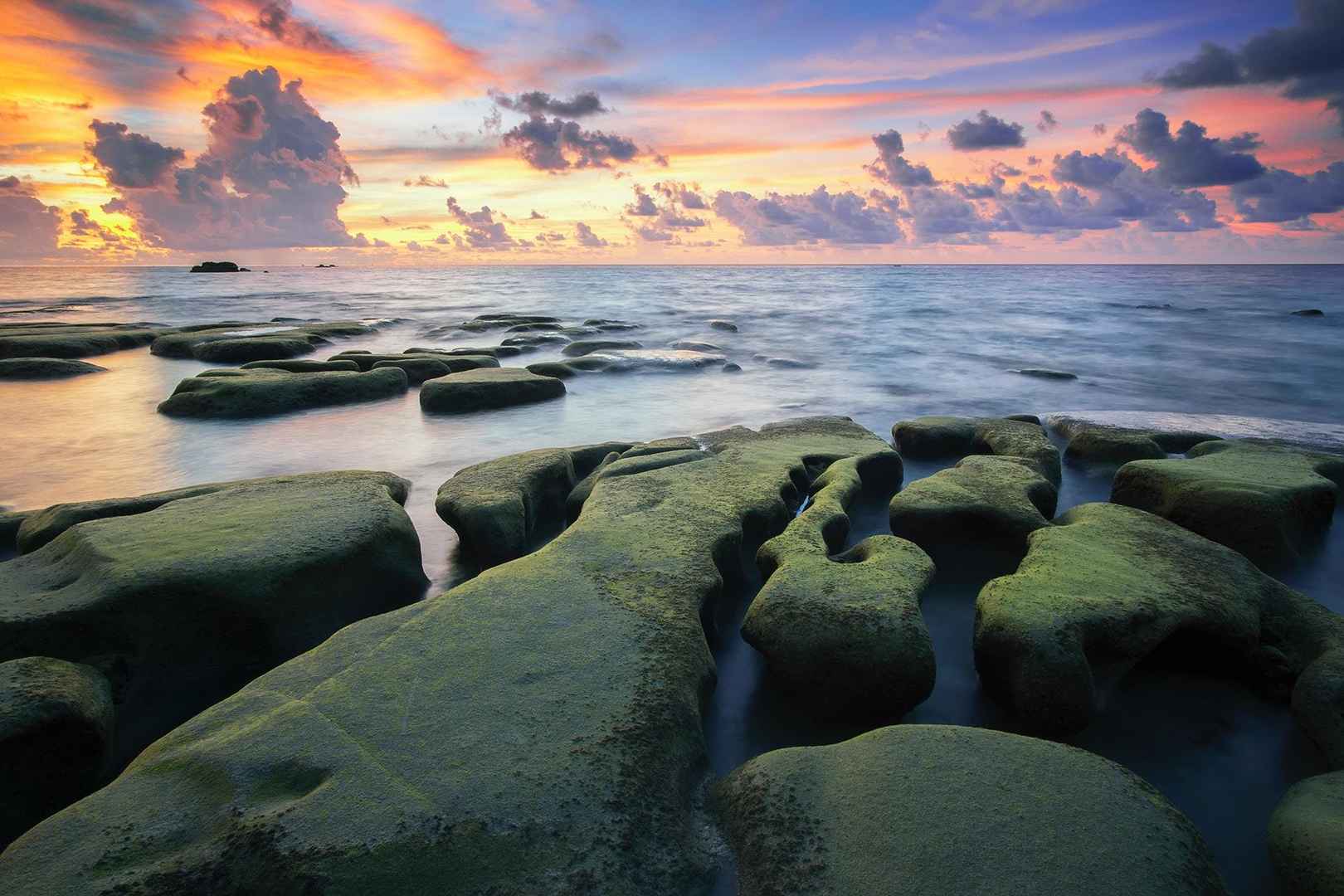 海滩上的岩石图片-