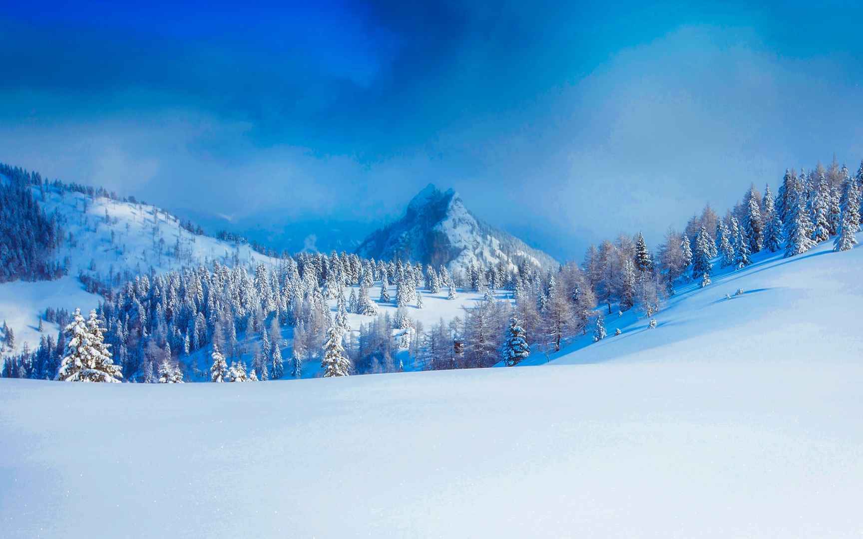 巍峨的雪山图片-