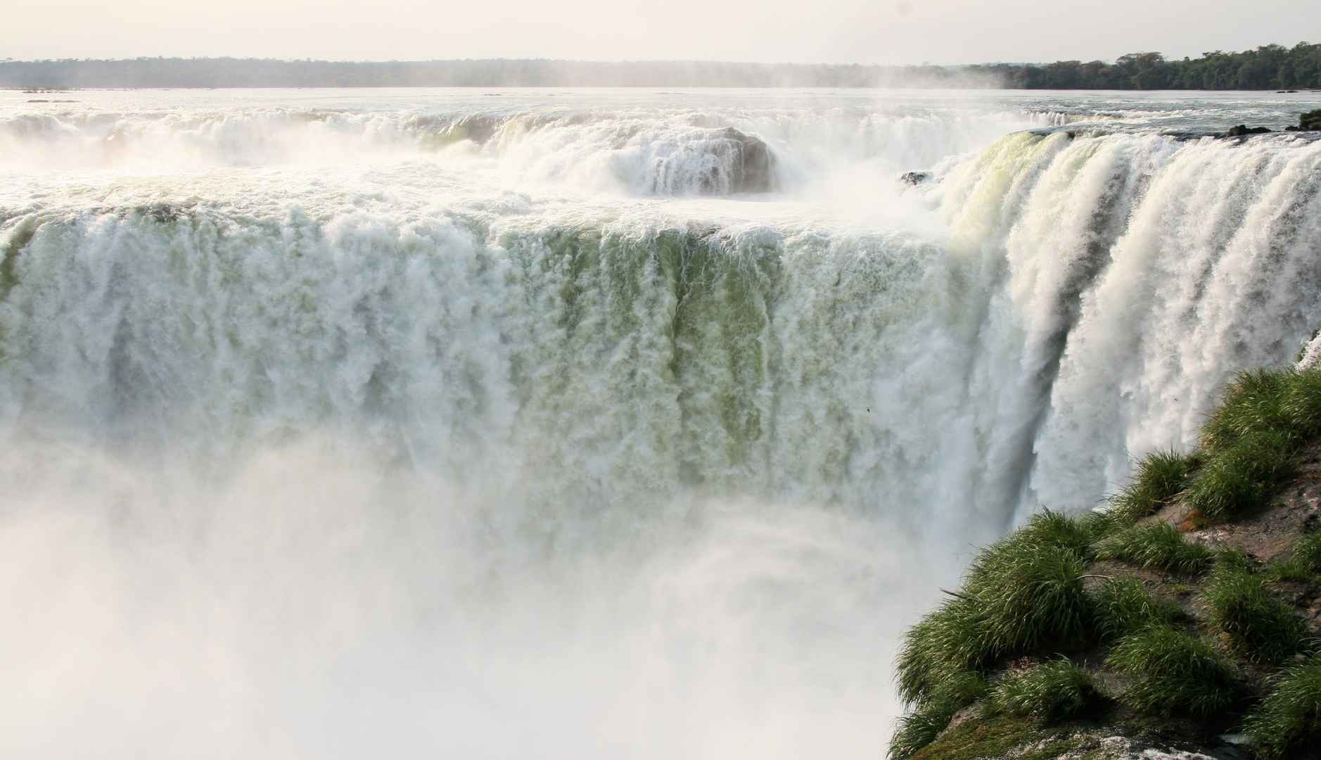气势磅礴的巴西伊瓜苏大瀑布风景图片-