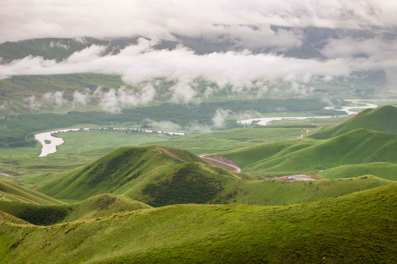 新疆美天山牧场绿色风景图片-