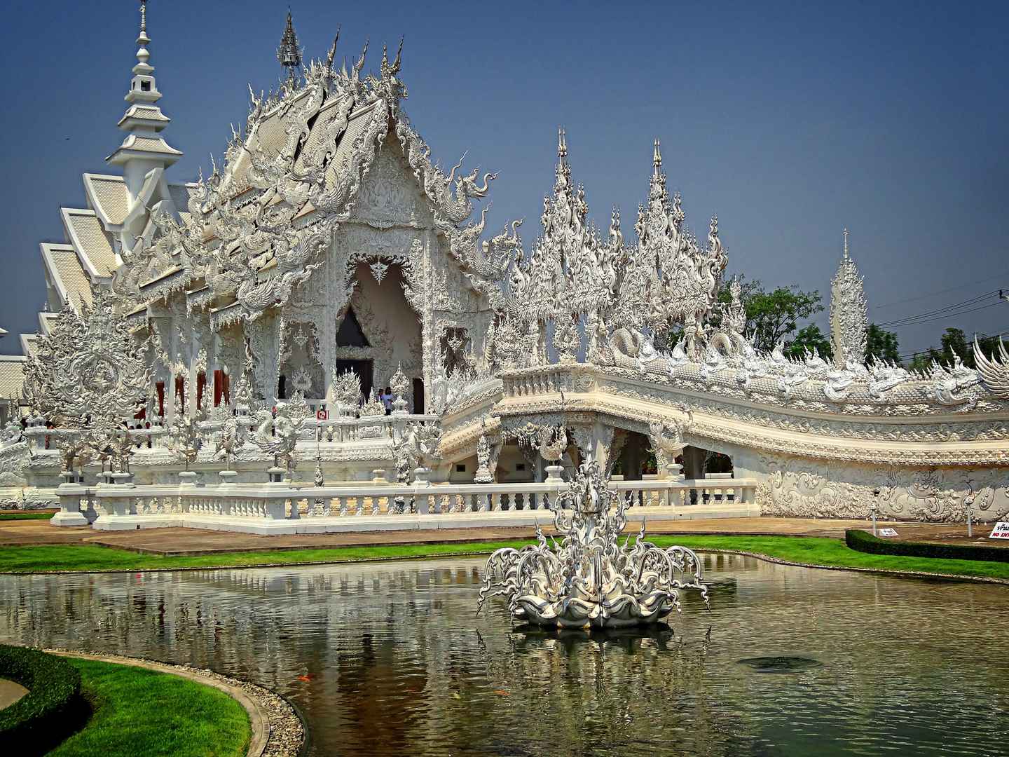 泰国清莱白龙寺建筑风景图片-