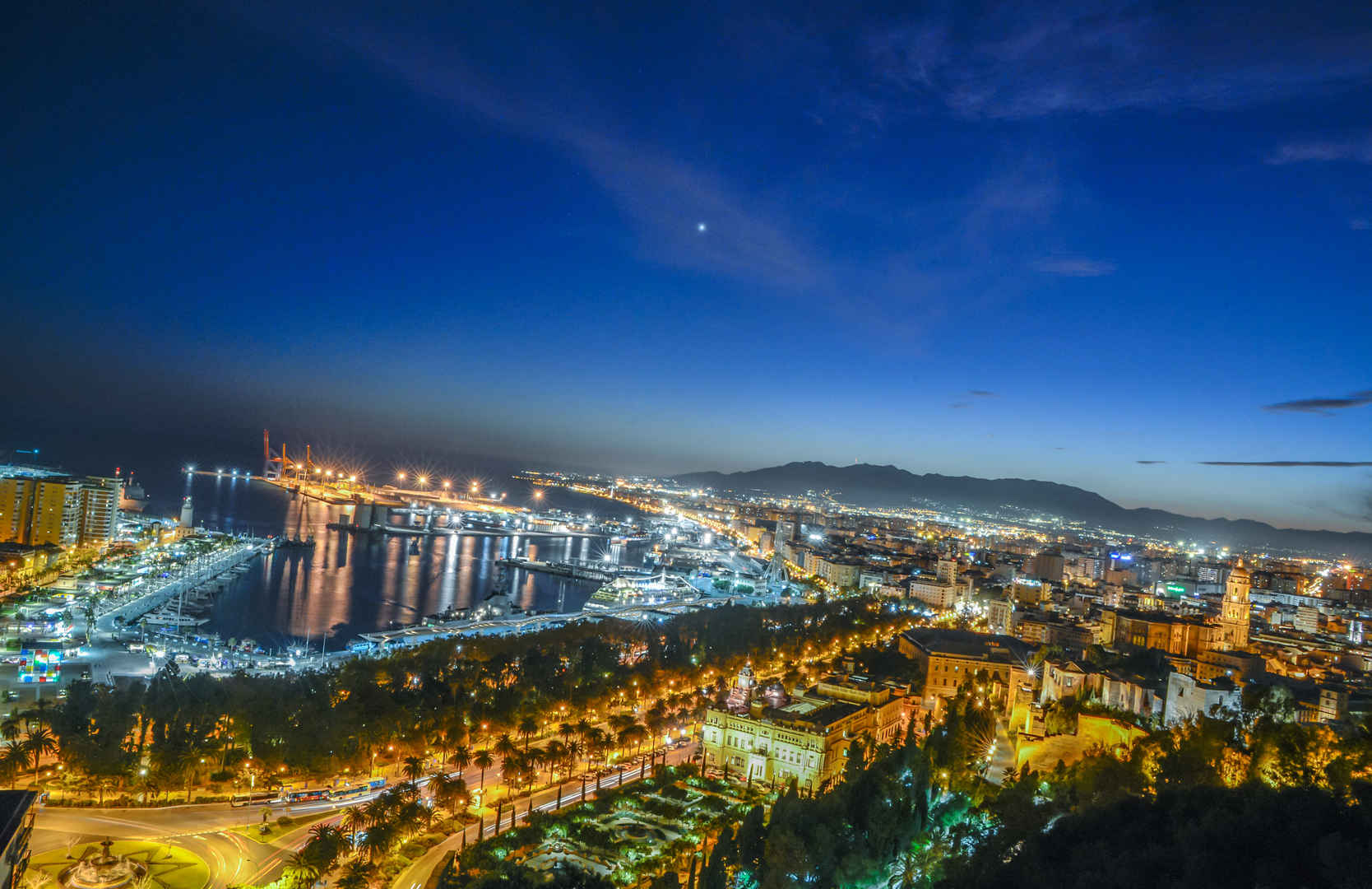 西班牙马拉加城市夜景图片-