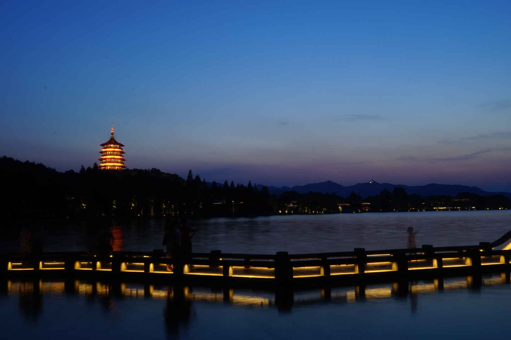 浙江杭州西湖夜景图片-